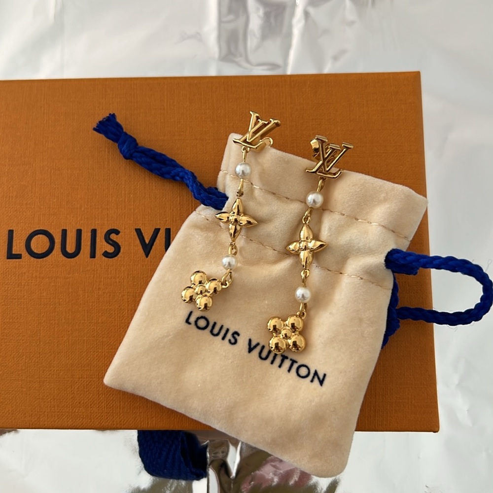 Stunning feminine Louis Vuitton Louisa Earrings! Used one time only ! - Picture 2 of 5